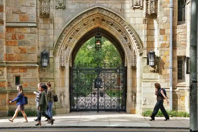 16. Yale University Amerika Serikat