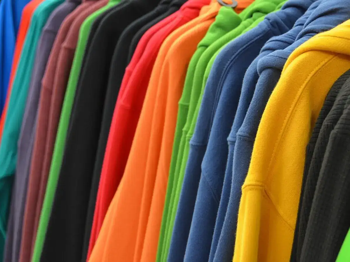 8. Bawalah Baju dengan Corak Warna Berbeda
